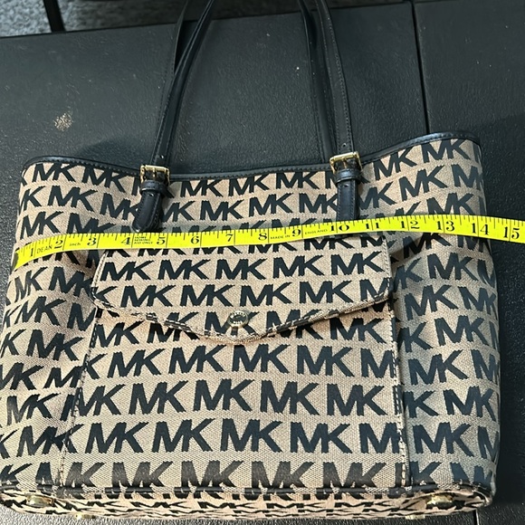 Michael Kors EUC Large Handbag - Picture 15 of 16
